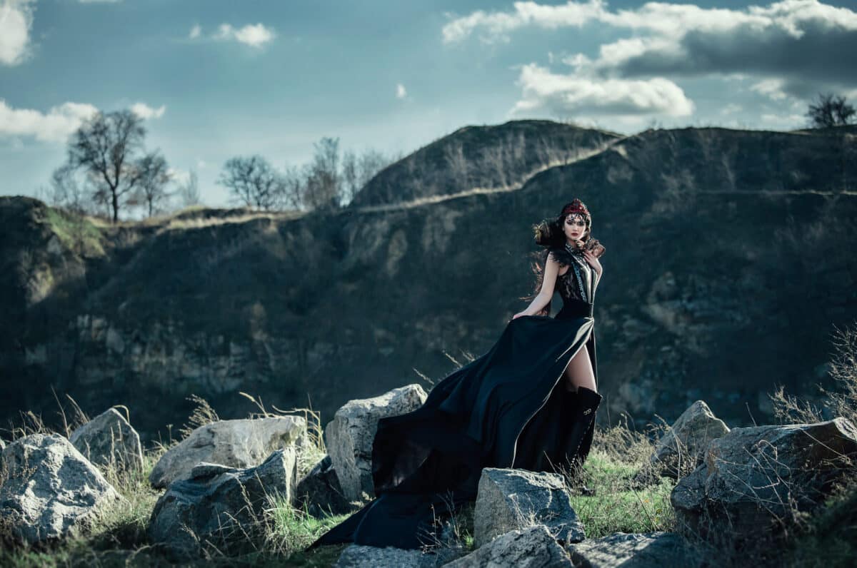 dark evil queen sneaks through the stone canyon at cosplay movie " snow white and the Huntsman " wild Princess , vampire , hip toning , creative color,dark boho