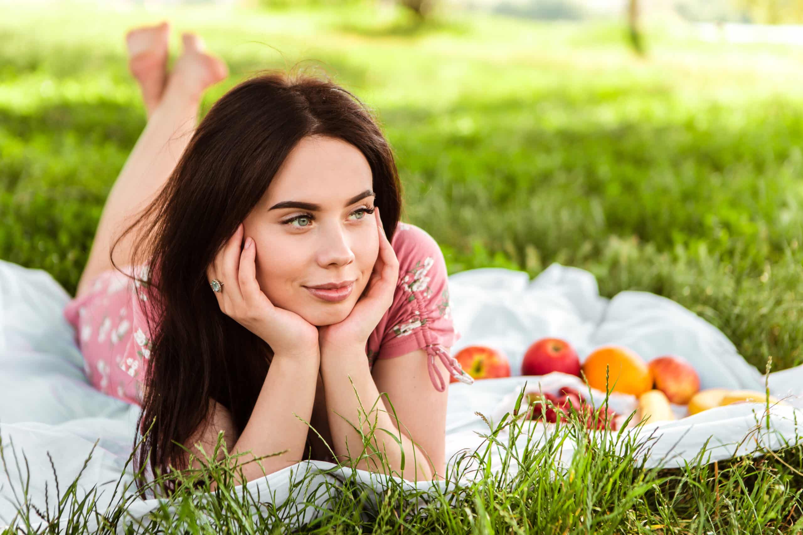pretty brunette relaxing on a picnic.