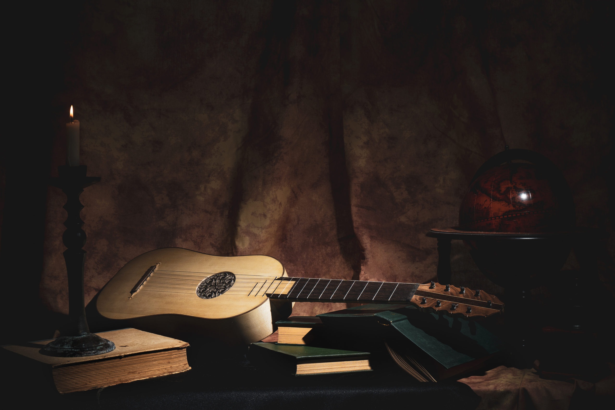 Renaissance guitar in dark background.