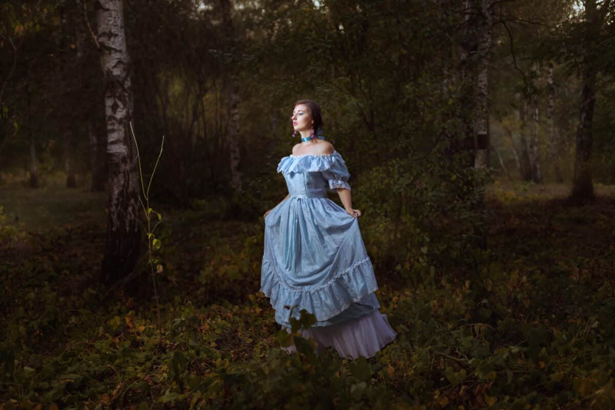 a noble lady goes through the dark woods